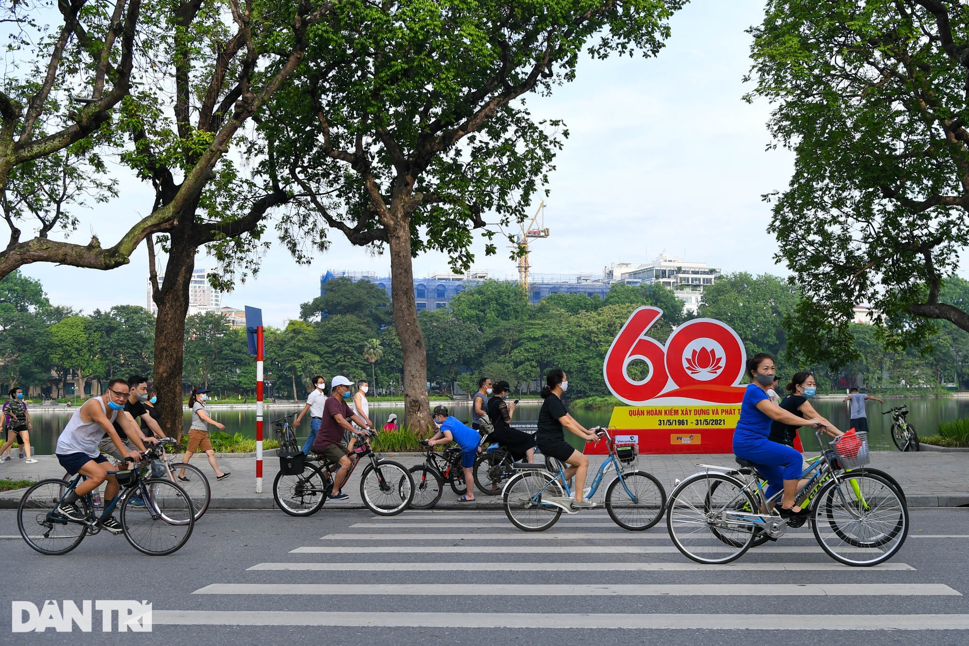 Người dân Hà Nội nườm nượp ra đường tập thể dục sau lệnh nới lỏng - 12 Người dân Hà Nội nườm nượp ra đường tập thể dục sau lệnh nới lỏng - 12