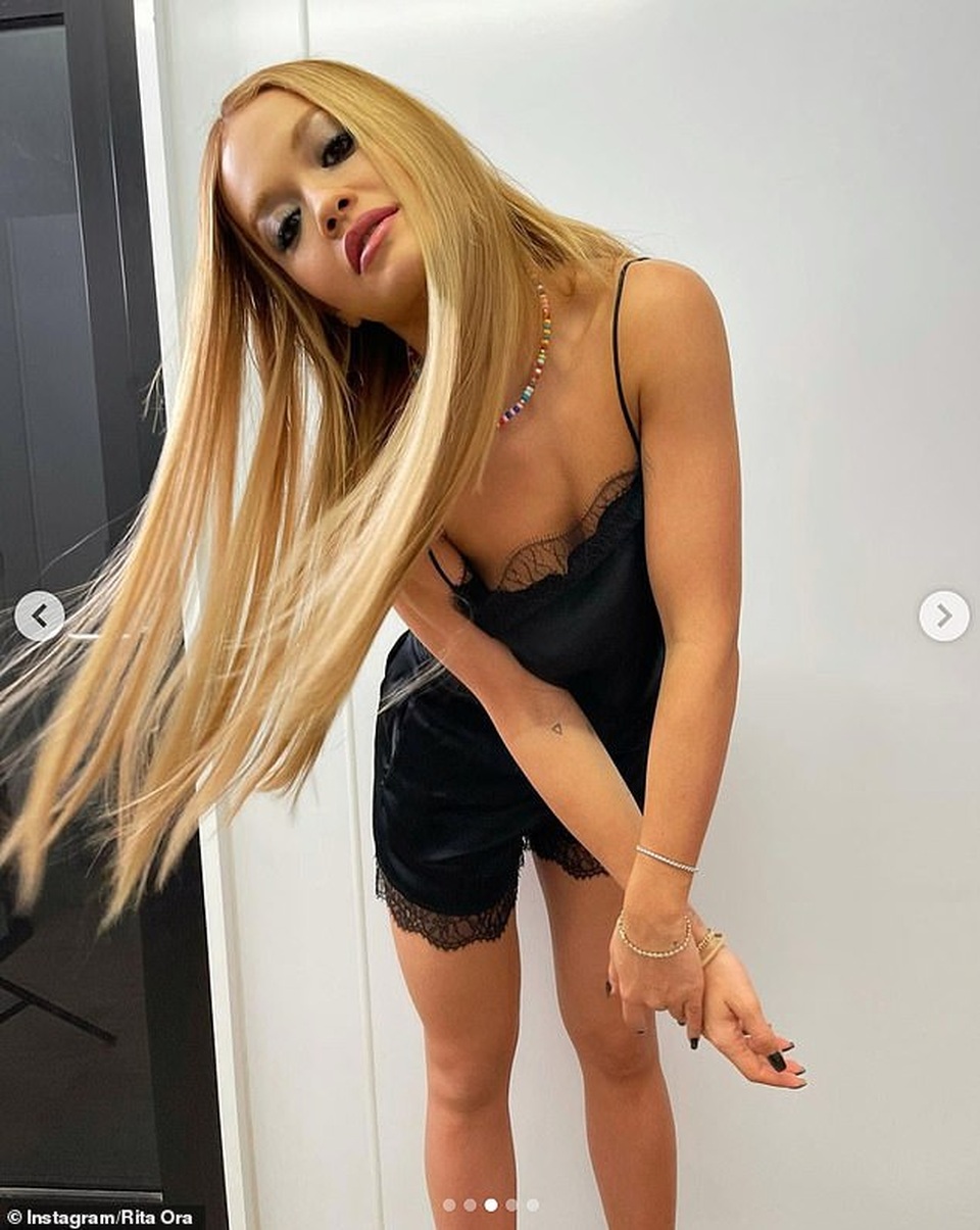 Mặc bikini hớ hênh, Rita Ora lộ hàng trên biển - 8