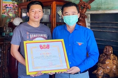 Tặng bằng khen tài xế đưa bé gái 2 tuổi lang thang lúc 1h sáng về nhà