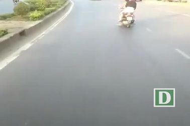 Nam thanh niên đầu trần lạng lách, thách thức tài xế xe khách