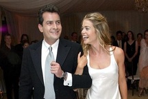 Bond girl “tím mặt” khi biết chồng cũ Charlie Sheen nhiễm HIV