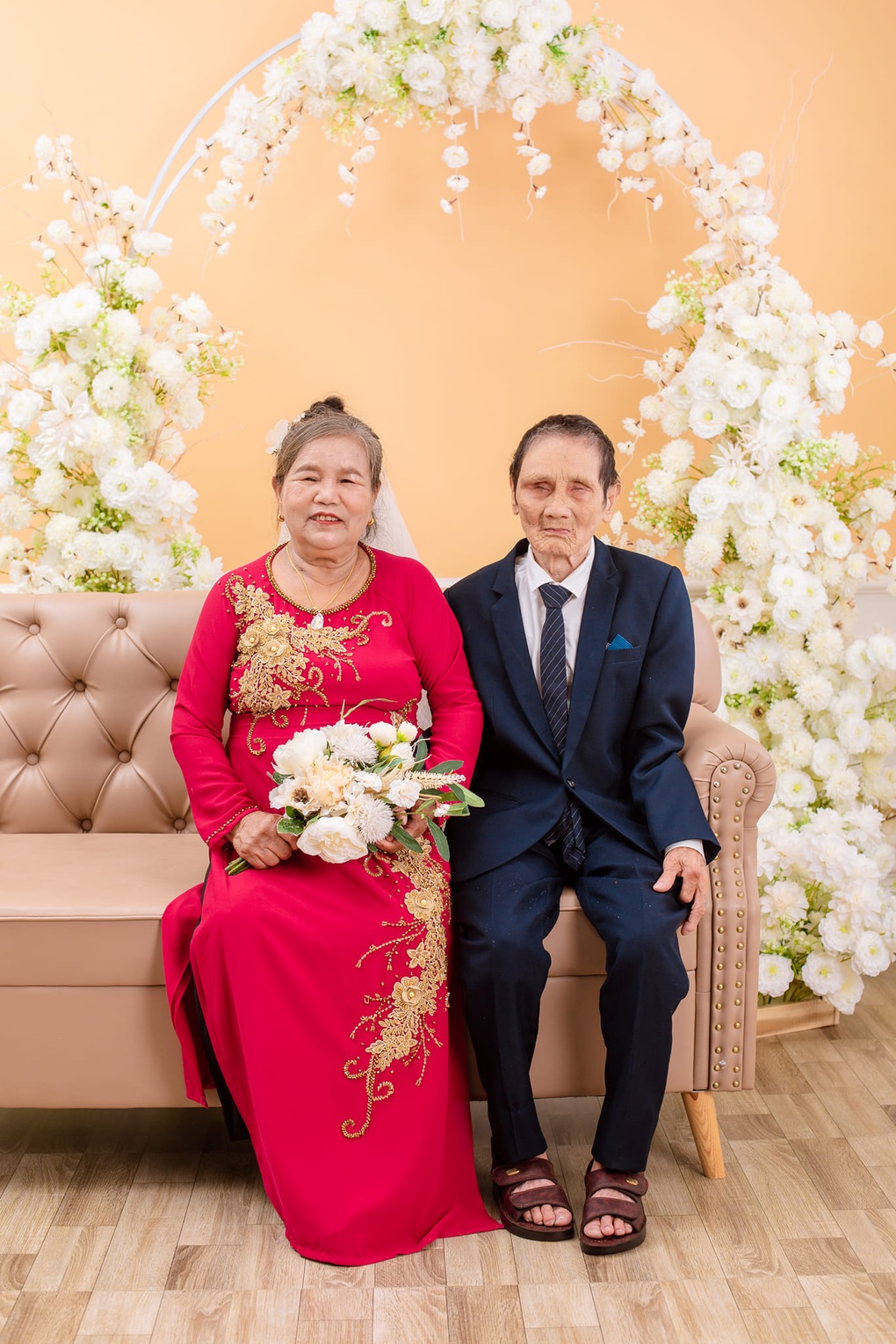 Tiết lộ bất ngờ sau bộ ảnh cưới chồng mù, vợ mồ côi U80 ở Nghệ An - 3 Tiết lộ bất ngờ sau bộ ảnh cưới chồng mù, vợ mồ côi U80 ở Nghệ An - 3
