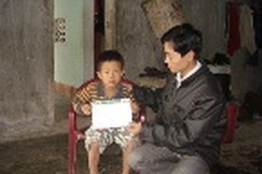 Quà nhân ái đến với cháu Hùng và chị em Mỹ Linh