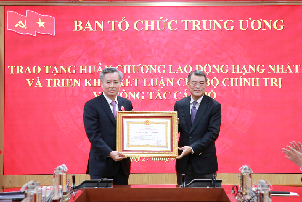 Bộ Chính trị đồng ý cho 2 Phó trưởng Ban Tổ chức Trung ương nghỉ công tác - 1 Bộ Chính trị đồng ý cho 2 Phó trưởng Ban Tổ chức Trung ương nghỉ công tác - 1