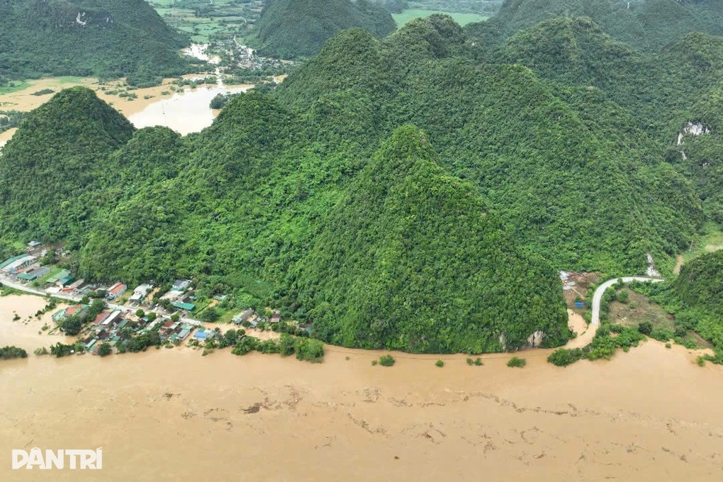 Người dân Nhôn Mai sau lũ quét, sạt lở: Không còn đường về nhà nữa rồi - 3 Người dân Nhôn Mai sau lũ quét, sạt lở: Không còn đường về nhà nữa rồi - 3