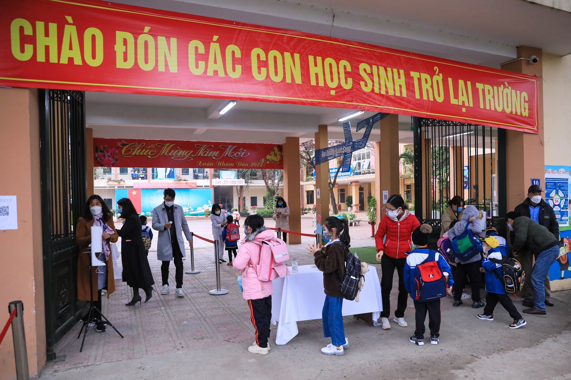 Học sinh lớp 1-6 các huyện ở Hà Nội đội mưa rét trở lại trường sau 10 tháng - 11 Học sinh lớp 1-6 các huyện ở Hà Nội đội mưa rét trở lại trường sau 10 tháng - 11