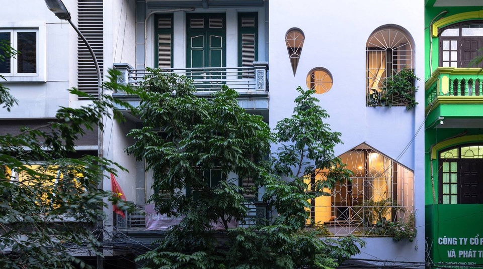 Ngôi nhà 5 tầng có mặt tiền độc đáo, nổi bật trên phố Hà Nội - 2