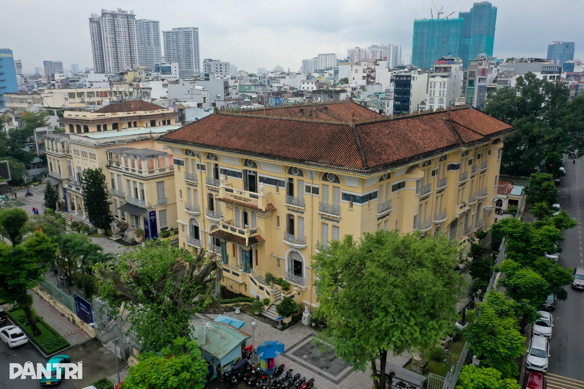 Biệt thự 99 cửa và giai thoại “Con ma nhà họ Hứa” giữa lòng TPHCM - 1 Biệt thự 99 cửa và giai thoại “Con ma nhà họ Hứa” giữa lòng TPHCM - 1