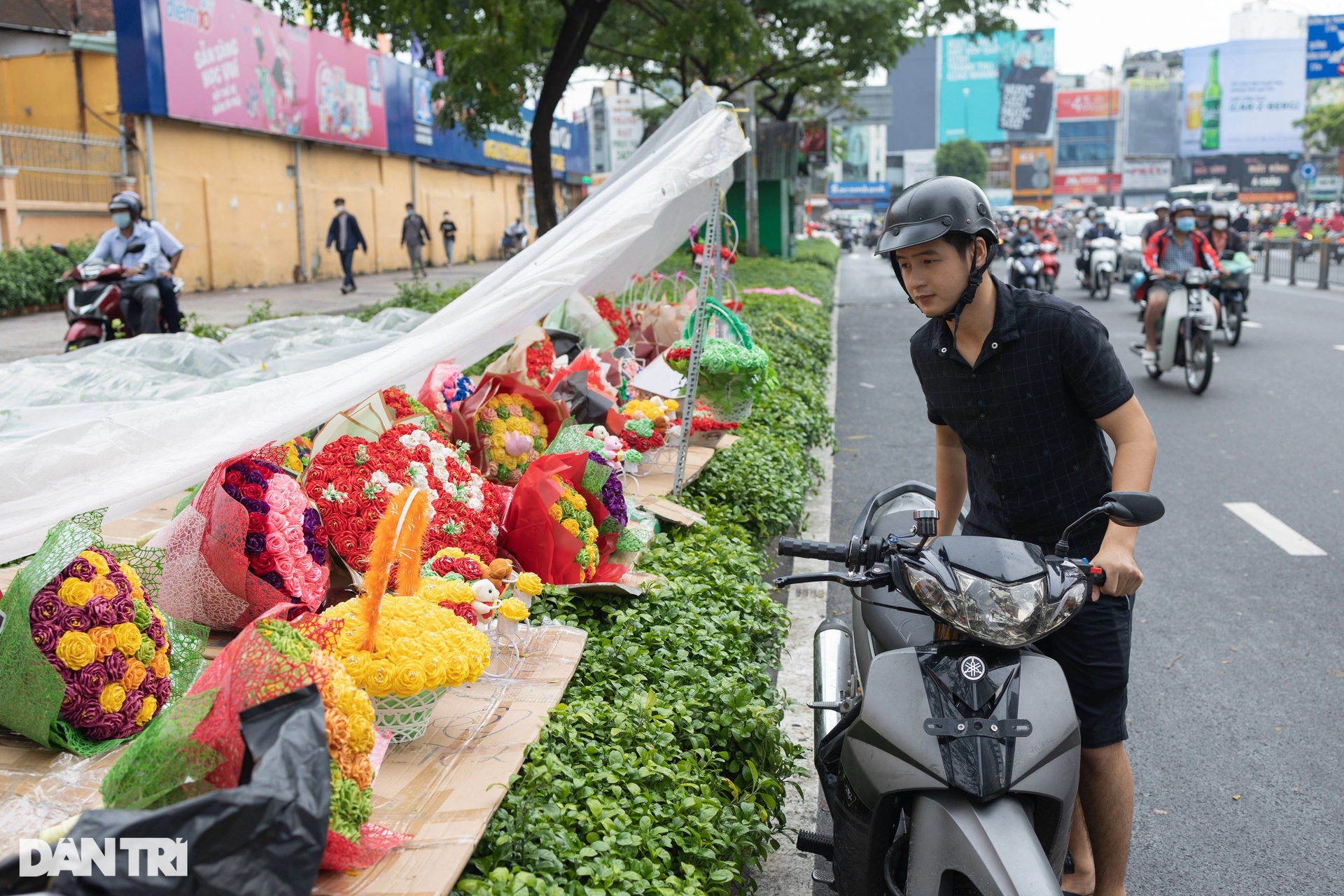 Đường phố TPHCM tràn ngập hoa, quà lưu niệm trong ngày Phụ nữ Việt Nam - 7 Đường phố TPHCM tràn ngập hoa, quà lưu niệm trong ngày Phụ nữ Việt Nam - 7