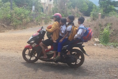 Vì sao khó xử lý, "xế nhí" không mũ bảo hiểm, chở ba đến trường học?