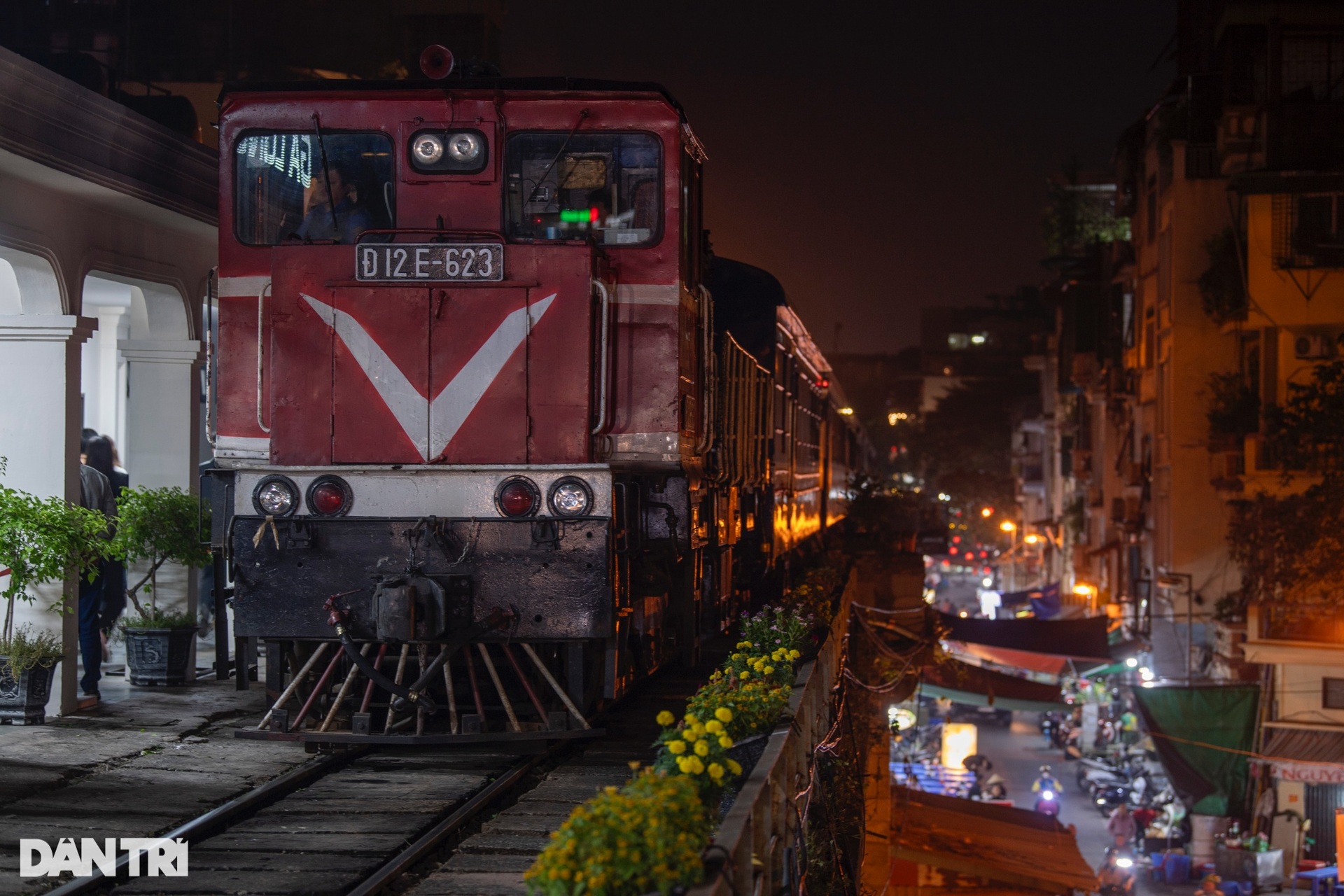 Chuyến tàu hỏa đặc biệt chạy 3km ở Hà Nội, khách được nghe đàn hát trên tàu - 2 Chuyến tàu hỏa đặc biệt chạy 3km ở Hà Nội, khách được nghe đàn hát trên tàu - 2