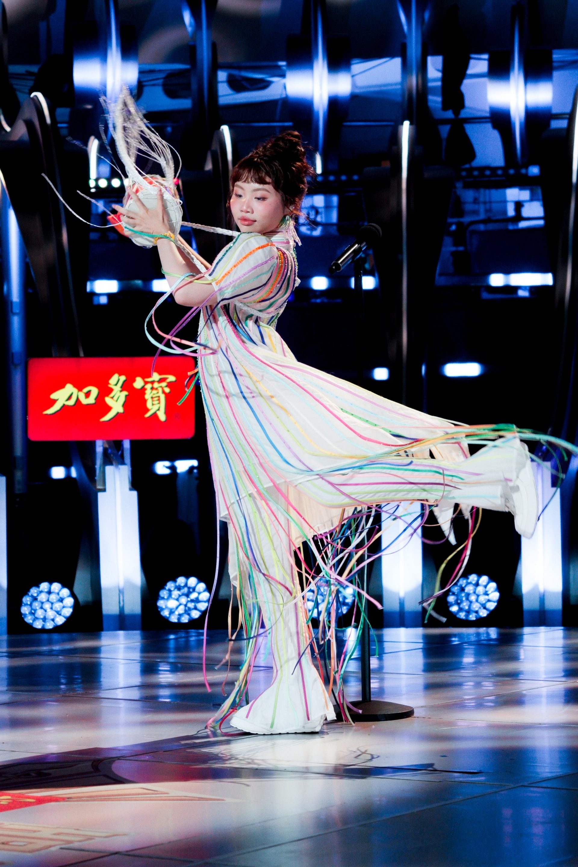 Phương Mỹ Chi gây sốt với 3 trang phục biểu diễn ở cuộc thi hát quốc tế - 7