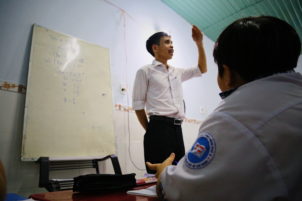 Thầy giáo công nhân 10 năm mở lớp học miễn phí cho trẻ em nghèo - 8 Thầy giáo công nhân 10 năm mở lớp học miễn phí cho trẻ em nghèo - 8