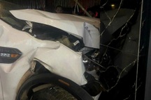 Tài xế có nồng độ cồn lao xe vào cổng nhà dân, 2 người thương vong