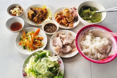 Phần cơm giá 35.000 đồng gây tranh cãi... vì quá rẻ