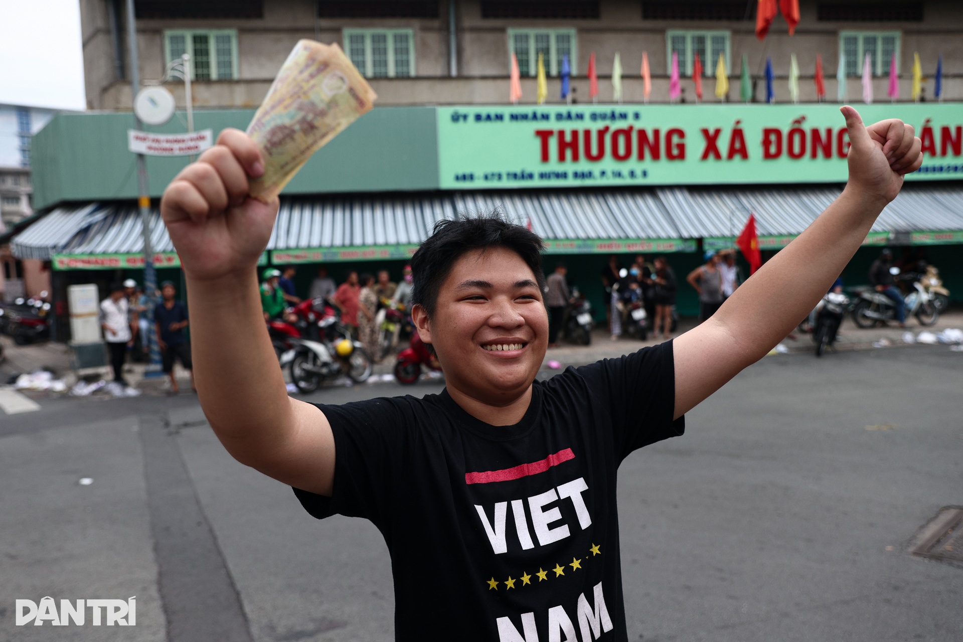 Thanh niên cầm dao đi giật đồ cúng rằm tháng Bảy ở TPHCM - 3 Thanh niên cầm dao đi giật đồ cúng rằm tháng Bảy ở TPHCM - 3