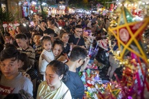 Hàng nghìn người chen chân đón Trung thu sớm tại Hàng Mã