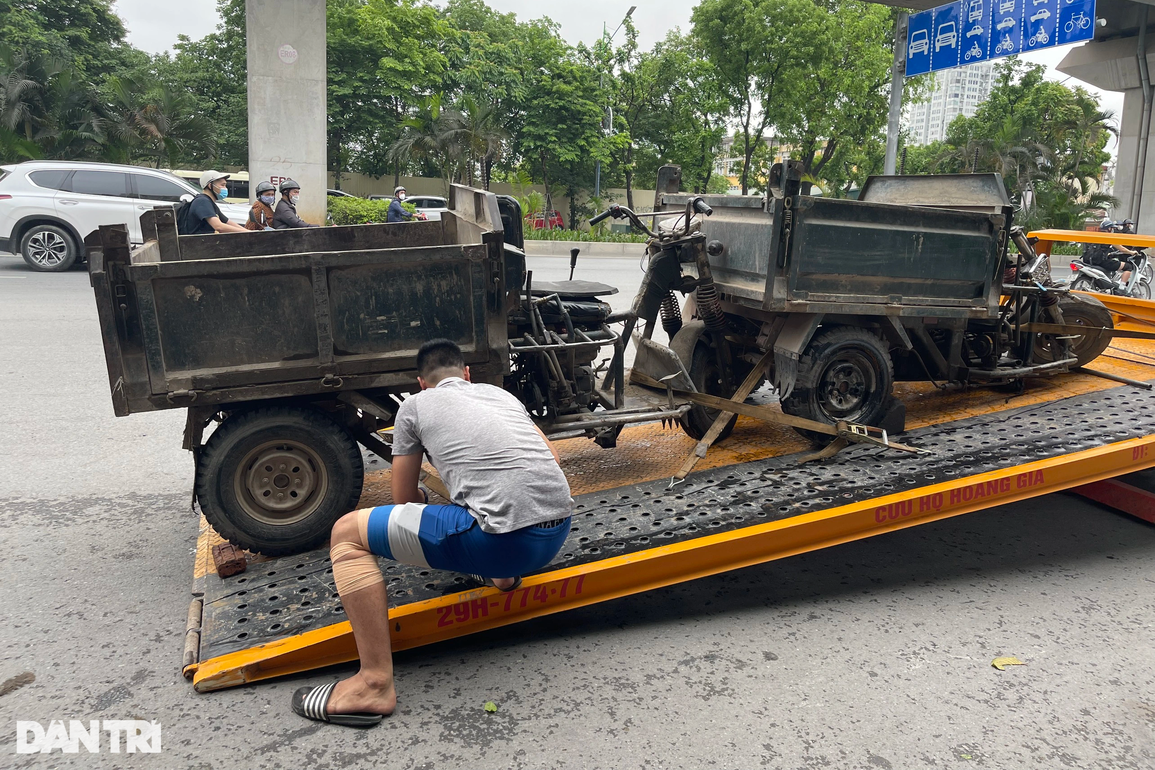 Bó sắt trên xe ba bánh xuyên thủng đầu xe buýt ở Hà Nội - 5 Bó sắt trên xe ba bánh xuyên thủng đầu xe buýt ở Hà Nội - 5