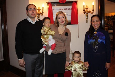 Người mẹ Canada và tình yêu không biên giới dành cho em bé Việt