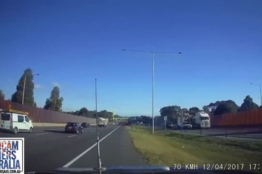 Húc đuôi xe con, SUV ngã lật ngửa