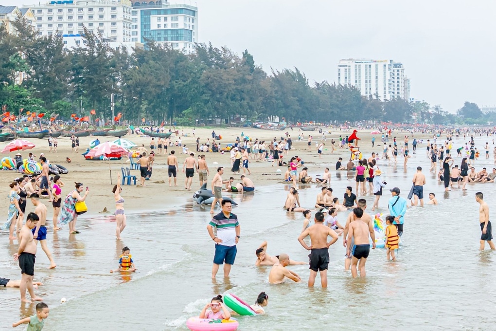 ภาพตัดกันที่ชายหาดซัมซอนในช่วงฤดูท่องเที่ยวฤดูร้อน - 3 Cảnh trái ngược ở biển Sầm Sơn trong cao điểm du lịch hè - 3