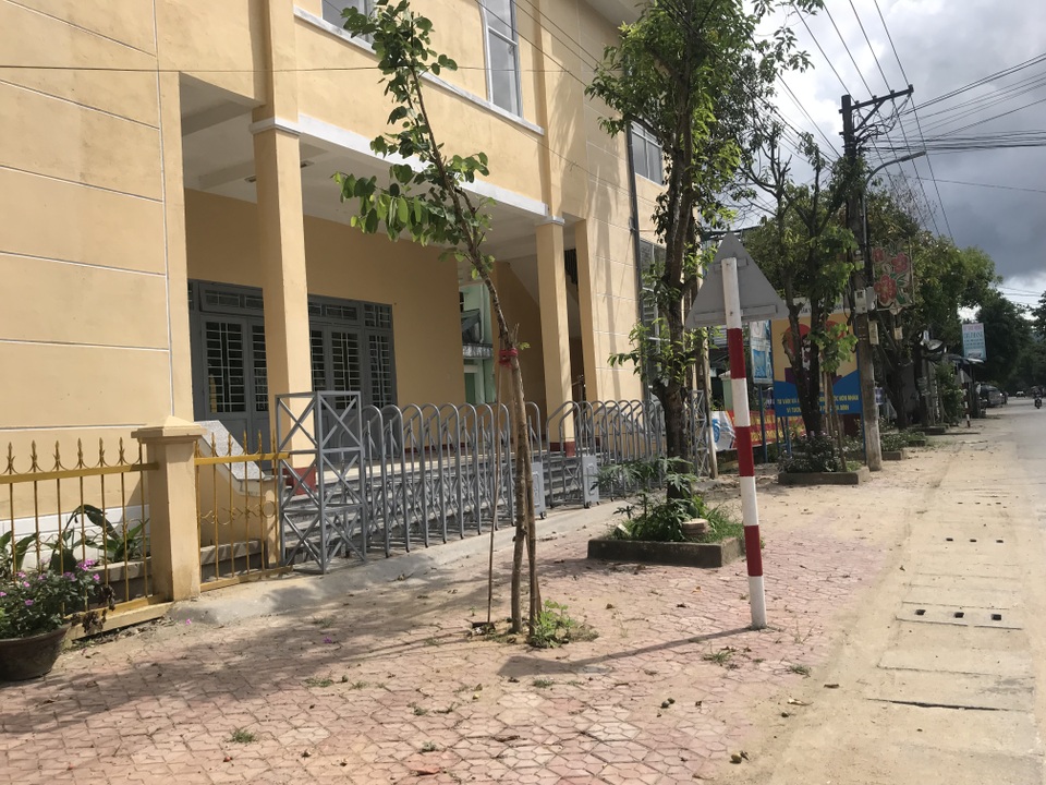 UBND xã “xén” hành lang an toàn giao thông xây nhà văn hóa - 2 UBND xã “xén” hành lang an toàn giao thông xây nhà văn hóa - 2