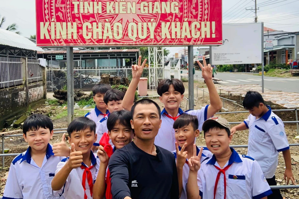 Hành trình đi bộ xuyên Việt để hút đinh trên đường của nam thanh niên - 6 Hành trình đi bộ xuyên Việt để hút đinh trên đường của nam thanh niên - 6