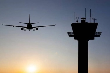 Đình chỉ kíp trực không lưu sau vụ 2 máy bay suýt đối đầu