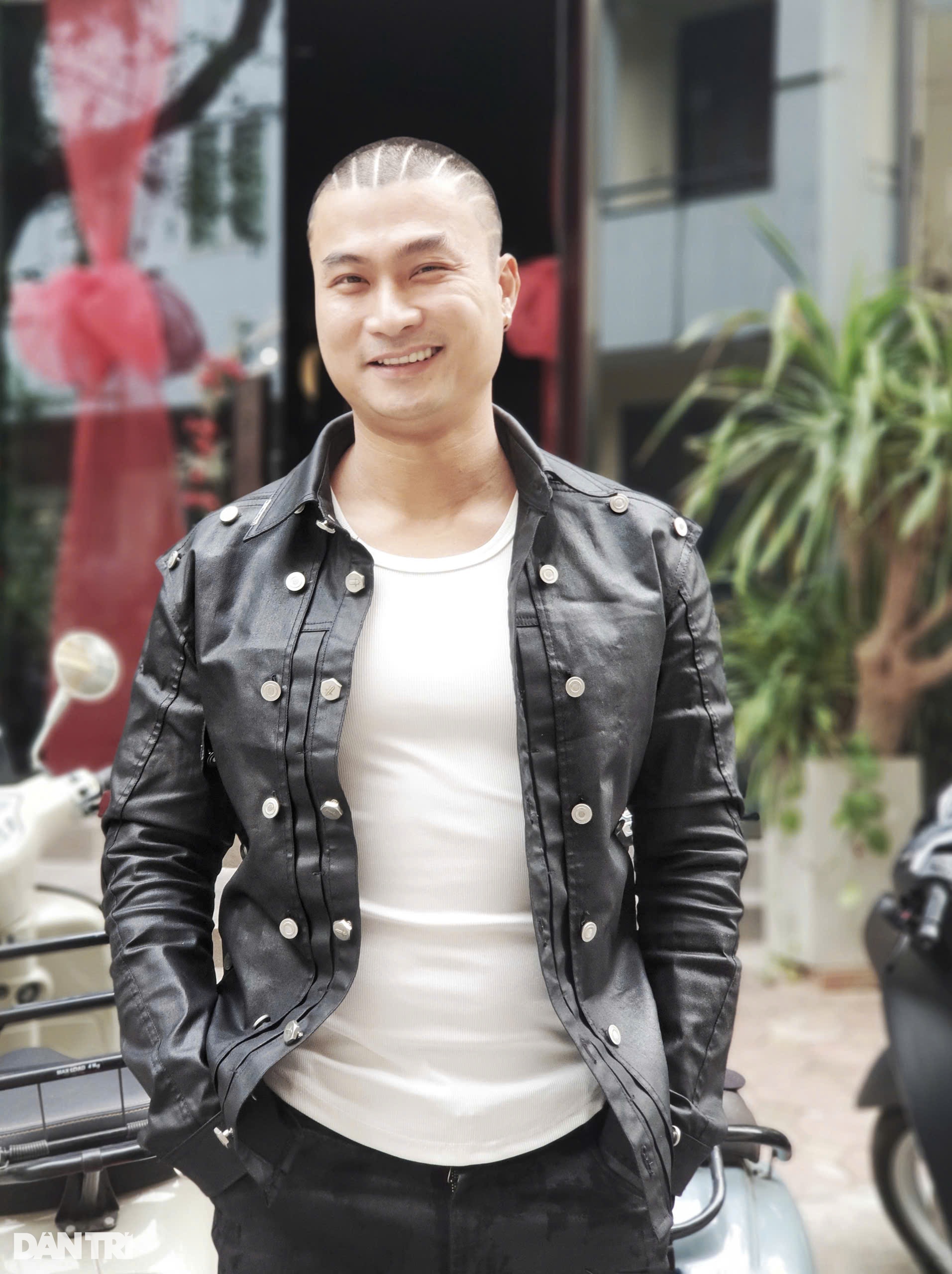Duy Hưng tuổi 35: Giang hồ bặm trợn trên phim, ngoài đời thích làm việc nhà - 7 Duy Hưng tuổi 35: Giang hồ bặm trợn trên phim, ngoài đời thích làm việc nhà - 7