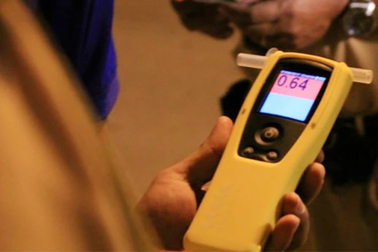 Cán bộ CSGT bị tấn công trong lúc kiểm tra nồng độ cồn ở TPHCM