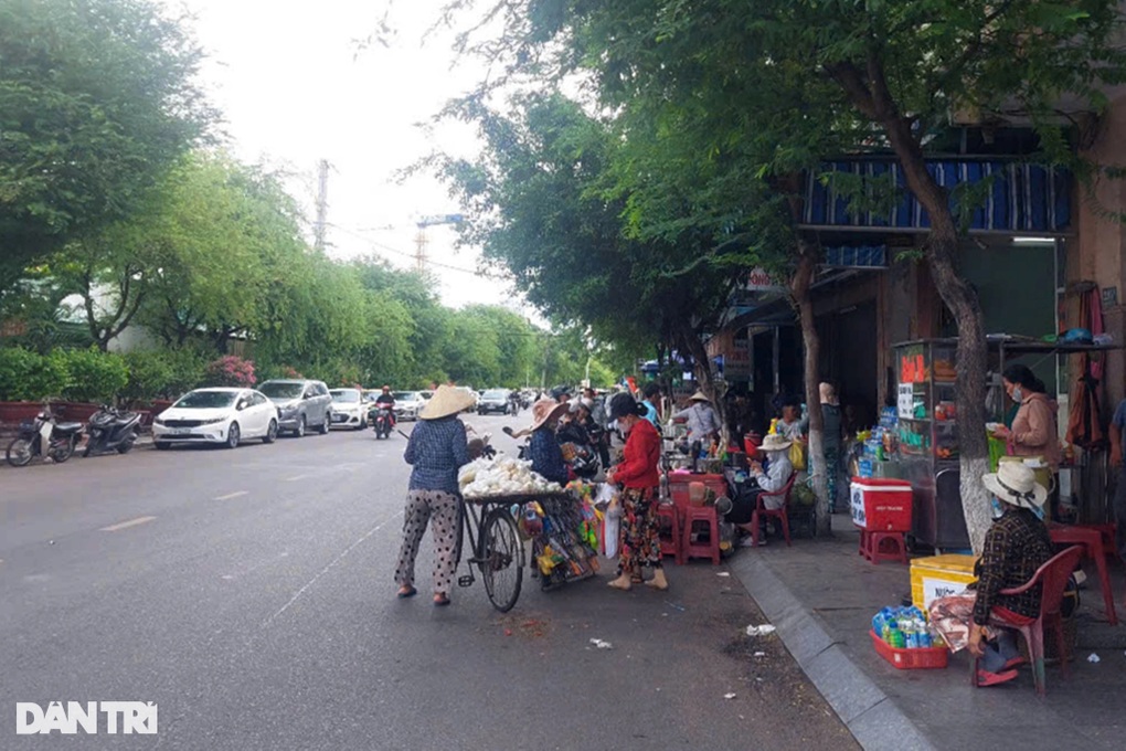 Sẽ xử lý cán bộ nếu để xảy ra lấn chiếm vỉa hè ở Quy Nhơn - 1 Sẽ xử lý cán bộ nếu để xảy ra lấn chiếm vỉa hè ở Quy Nhơn - 1