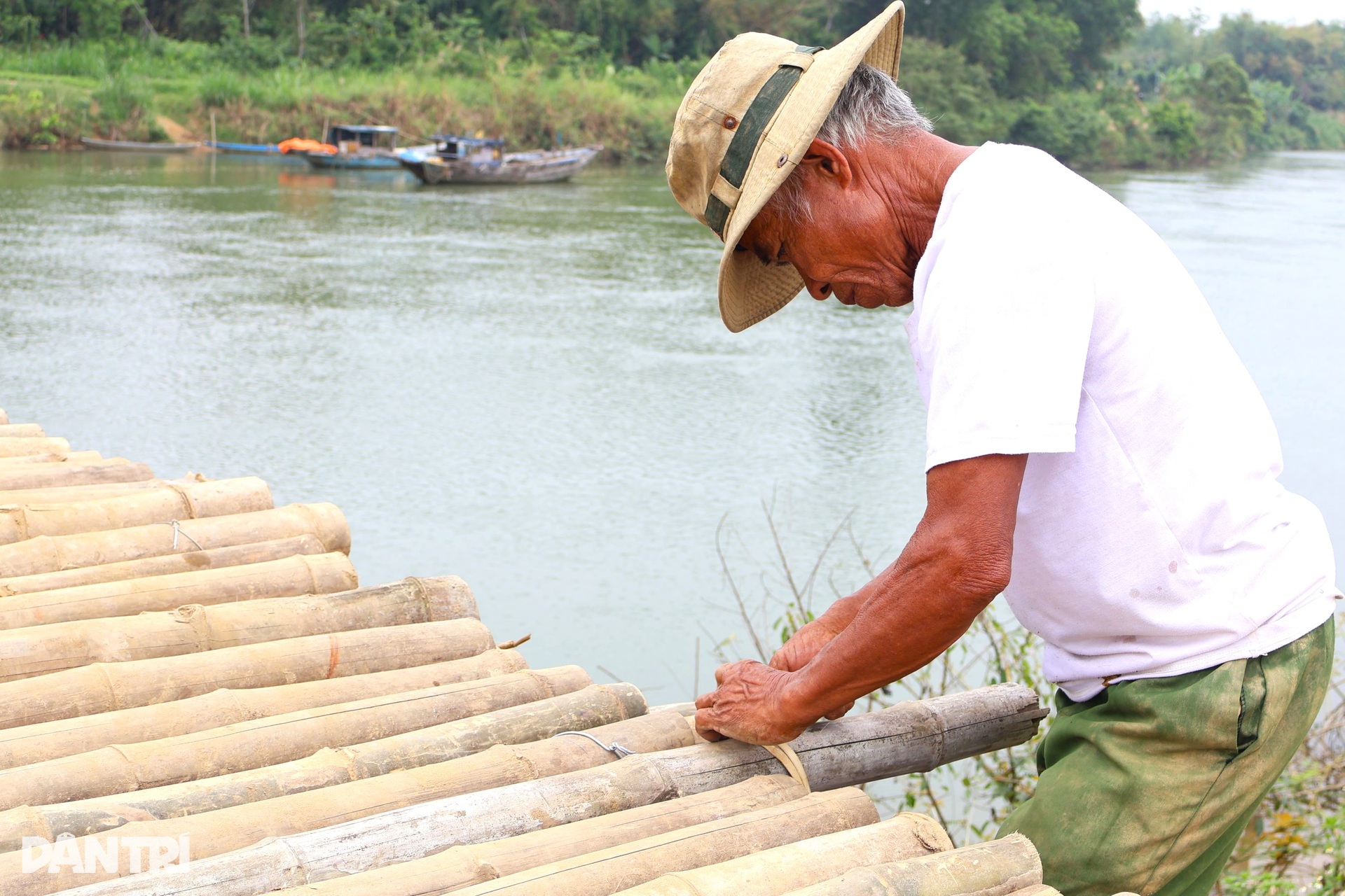 Cây cầu độc nhất ở Quảng Nam được dân làng góp tre, công xây dựng - 4 Cây cầu độc nhất ở Quảng Nam được dân làng góp tre, công xây dựng - 4