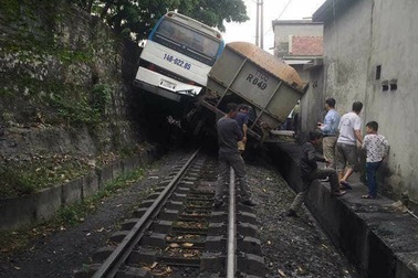 Tàu chở than trật bánh, xe chở công nhân bị "công kênh"