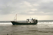 Phát hiện "tàu ma" có chữ nước ngoài dạt vào bờ biển Quảng Trị