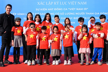 Siêu mẫu Đình Quyền và học trò xếp hình quốc kỳ xác nhận kỷ lục Việt Nam