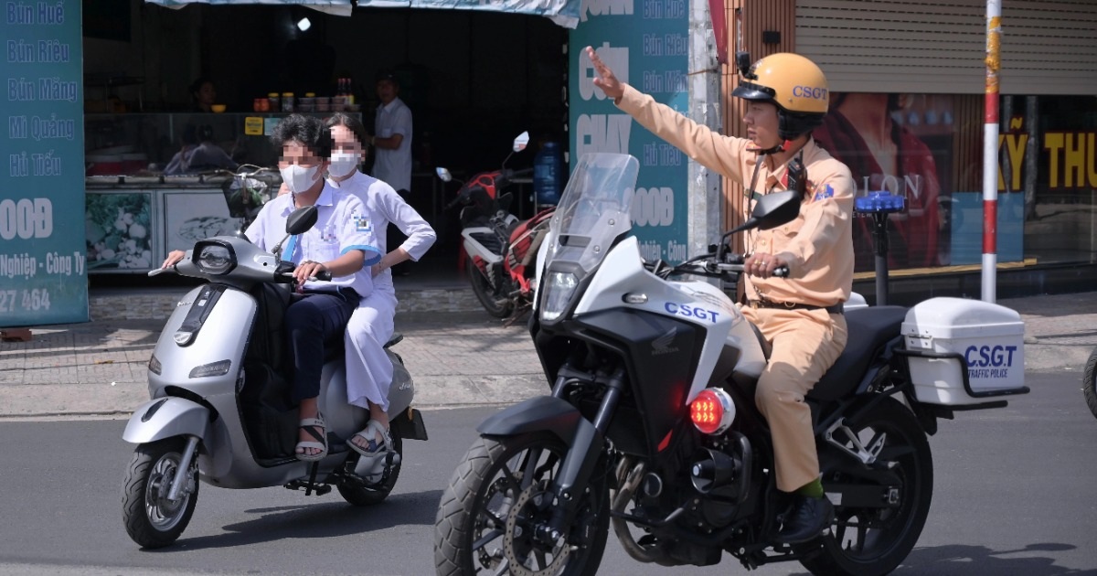 Xử phạt nhiều học sinh chạy xe không đội mũ bảo hiểm ở TPHCM