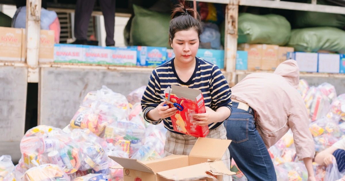 Kho đầy ắp, MTTQ Việt Nam TPHCM dừng tiếp nhận hàng hóa cứu trợ