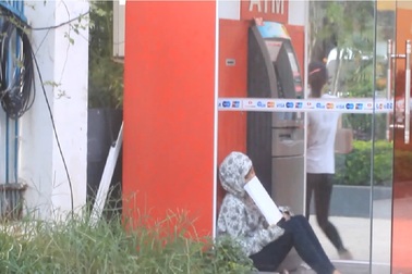 Trốn "chảo lửa" trong buồng rút tiền ATM