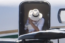 Vợ chồng Hoàng tử Anh Harry bị chỉ trích vì di chuyển bằng chuyên cơ