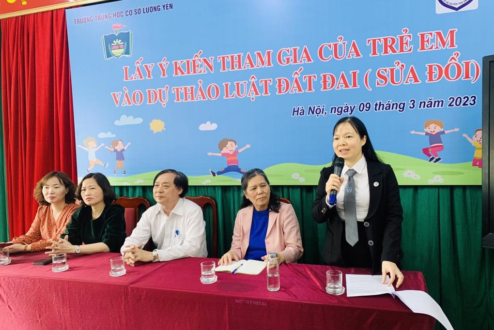 Hà Nội: Xôn xao hình ảnh lấy ý kiến trẻ em về dự thảo Luật Đất đai - 1 Hà Nội: Xôn xao hình ảnh lấy ý kiến trẻ em về dự thảo Luật Đất đai - 1