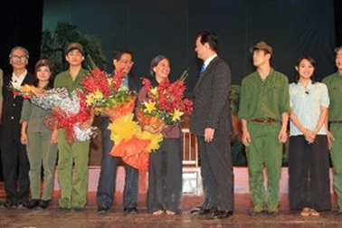 Thủ tướng Nguyễn Tấn Dũng xem vở kịch “Lời thề thứ chín”