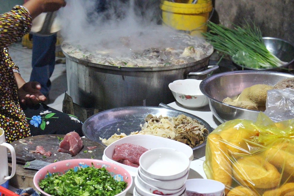 Món cháo nội tạng ăn kèm bún lạ miệng, chỉ bán vài tiếng/ngày ở An Giang - 4 Món cháo nội tạng ăn kèm bún lạ miệng, chỉ bán vài tiếng/ngày ở An Giang - 4
