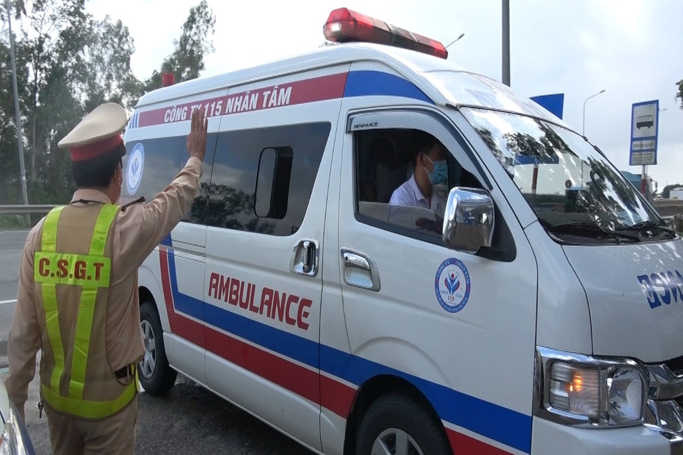 Thanh niên định đi bộ 1.500 km về quê, được CSGT thuê xe hộ tống - 2 Thanh niên định đi bộ 1.500 km về quê, được CSGT thuê xe hộ tống - 2