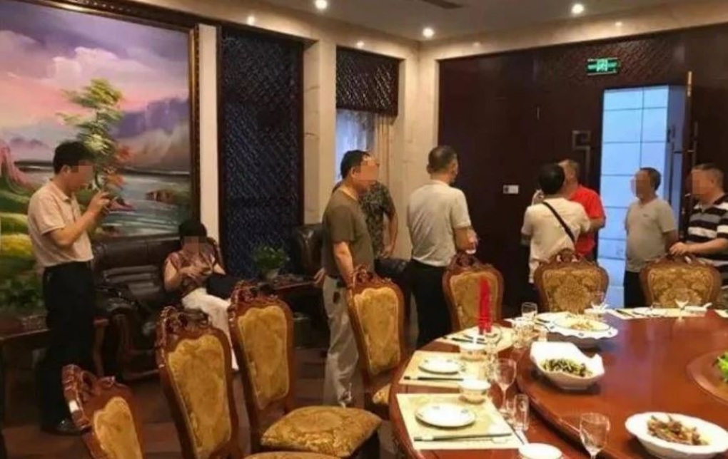 Đi hẹn hò dẫn theo 23 người, cô gái ở Trung Quốc nhận kết đắng lòng - 1 Đi hẹn hò dẫn theo 23 người, cô gái ở Trung Quốc nhận kết đắng lòng - 1