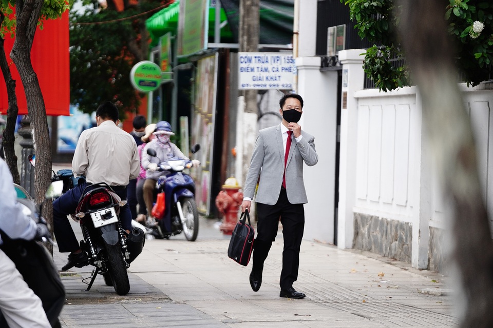 Người Sài Gòn quay quắt với thời tiết oi bức, độ ẩm cao - 7 Người Sài Gòn quay quắt với thời tiết oi bức, độ ẩm cao - 7