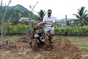 "Kỹ sư chân đất" chế máy cày vạn người mê