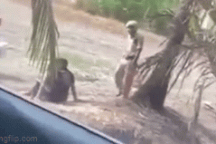 Xôn xao clip CSGT đánh túi bụi 2 thanh niên