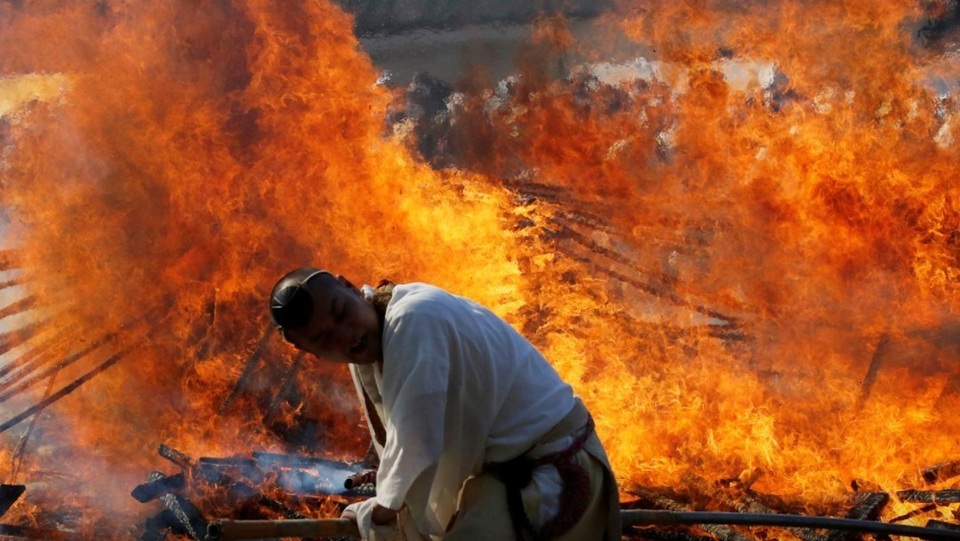 Bước trên lửa than đỏ rực để cầu nguyện vì đại dịch - 2 Bước trên lửa than đỏ rực để cầu nguyện vì đại dịch - 2