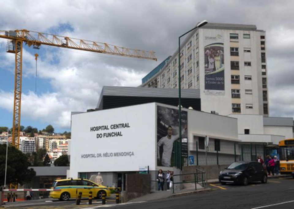 Bỏ cả tập luyện, C.Ronaldo vội vã về quê chăm mẹ đột quỵ - 2