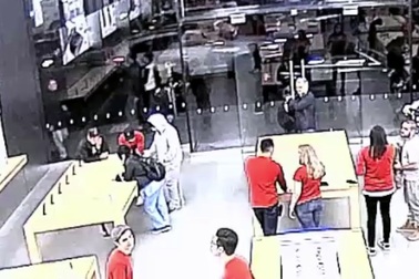 Băng cướp "dọn" iPhone tại một cửa hàng Apple Store 2 lần liên tiếp